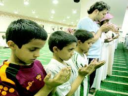 أطفال يصلون