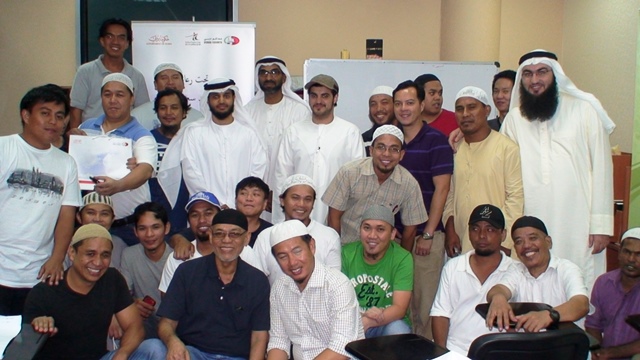 ٢١ رجلا و٩ نساء يشهرون إسلامهم في دبي