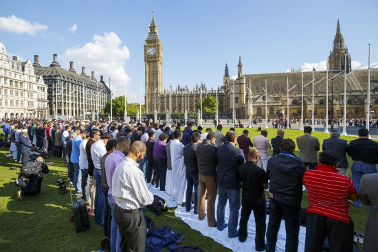 مسلمون ببريطانيا يصلون- عدد المسلمين